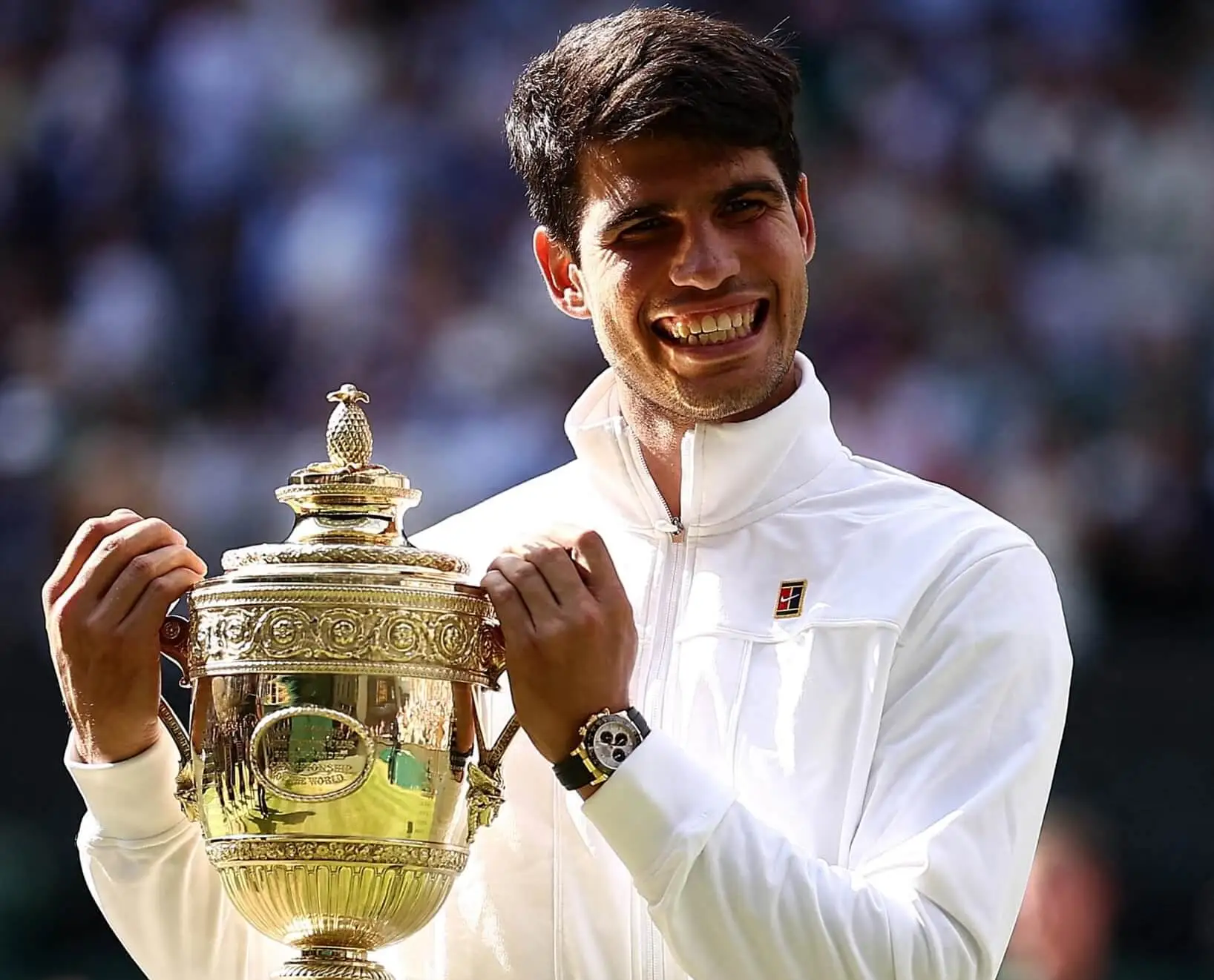 Carlos Alcaraz cu trofeul Wimbledon (sursa foto - facebook.com)