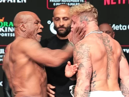 Mike Tyson îl lovește în fată pe Jake Paul înainte de marele meci de box