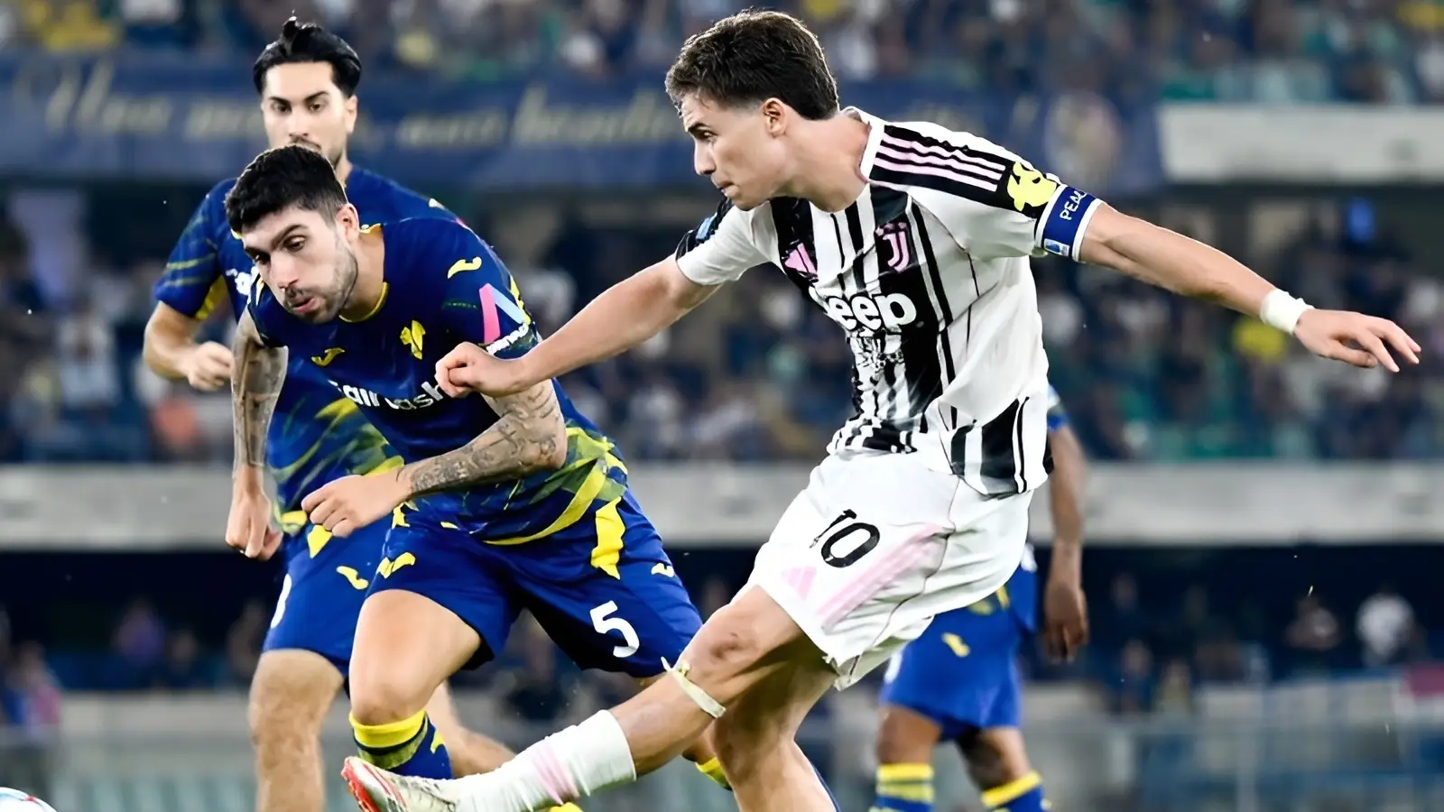 Cine transmite Juventus vs AC Milan la TV