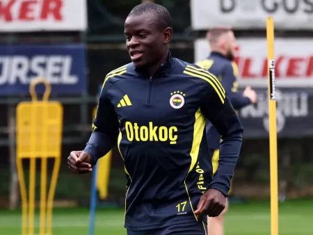 Cine transmite Fenerbahce vs Nottingham la TV, de la ora 19:45, în play-off-ul Europa League?