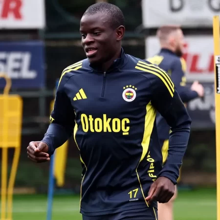 Cine transmite Fenerbahce vs Nottingham la TV, de la ora 19:45, în play-off-ul Europa League?