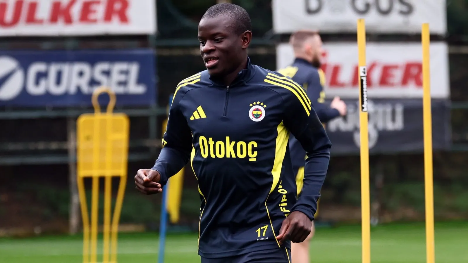 Cine transmite Fenerbahce vs Nottingham la TV