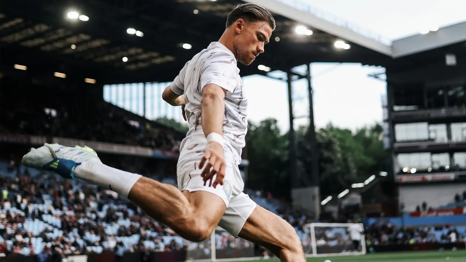 Cine transmite Aston Villa vs Nottingham la TV