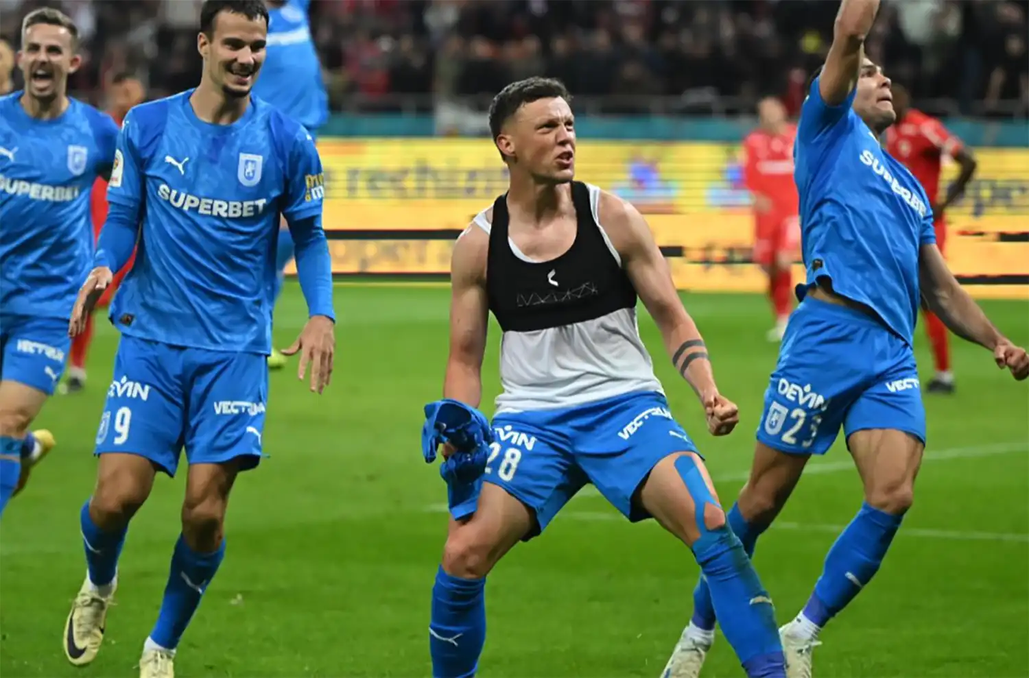 Cine transmite CFR Cluj - Universitatea Craiova la TV pe 8 mai, de la ora 21:00?